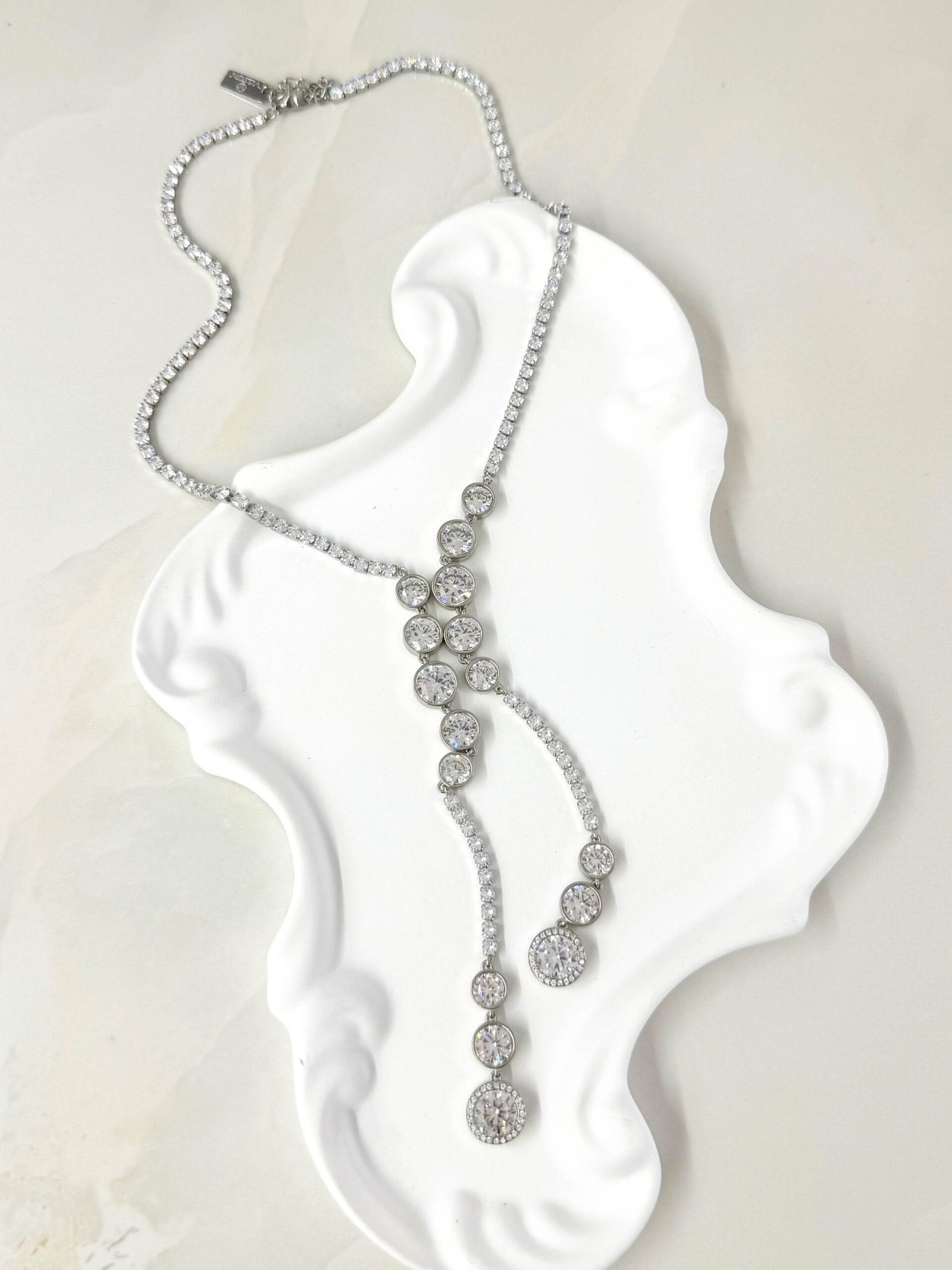 ΚΟΛΙΕ Crystal Cascade Lariat - Image 4