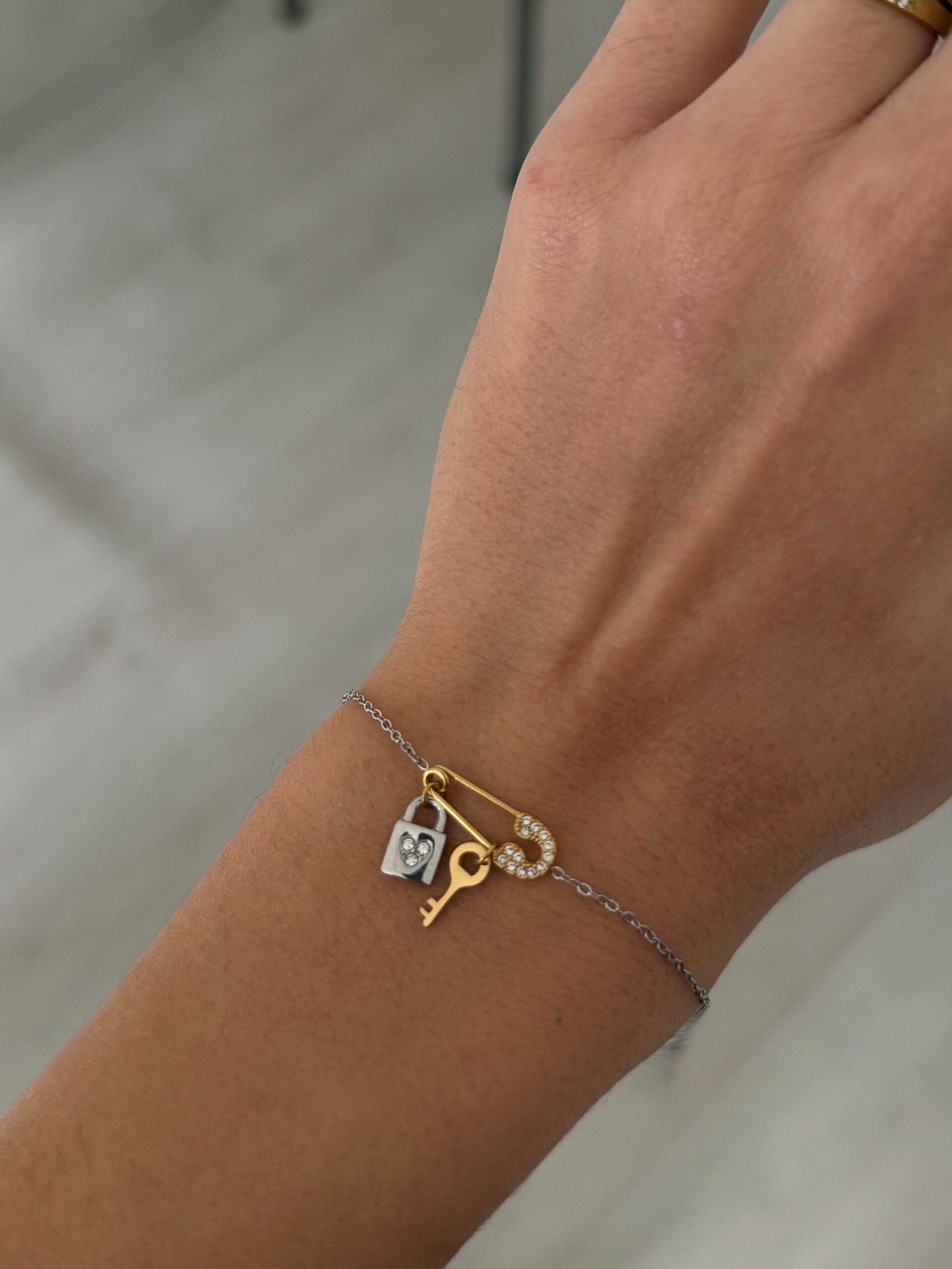 ΒΡΑΧΙΟΛΙ LocK Key Charm - Image 2